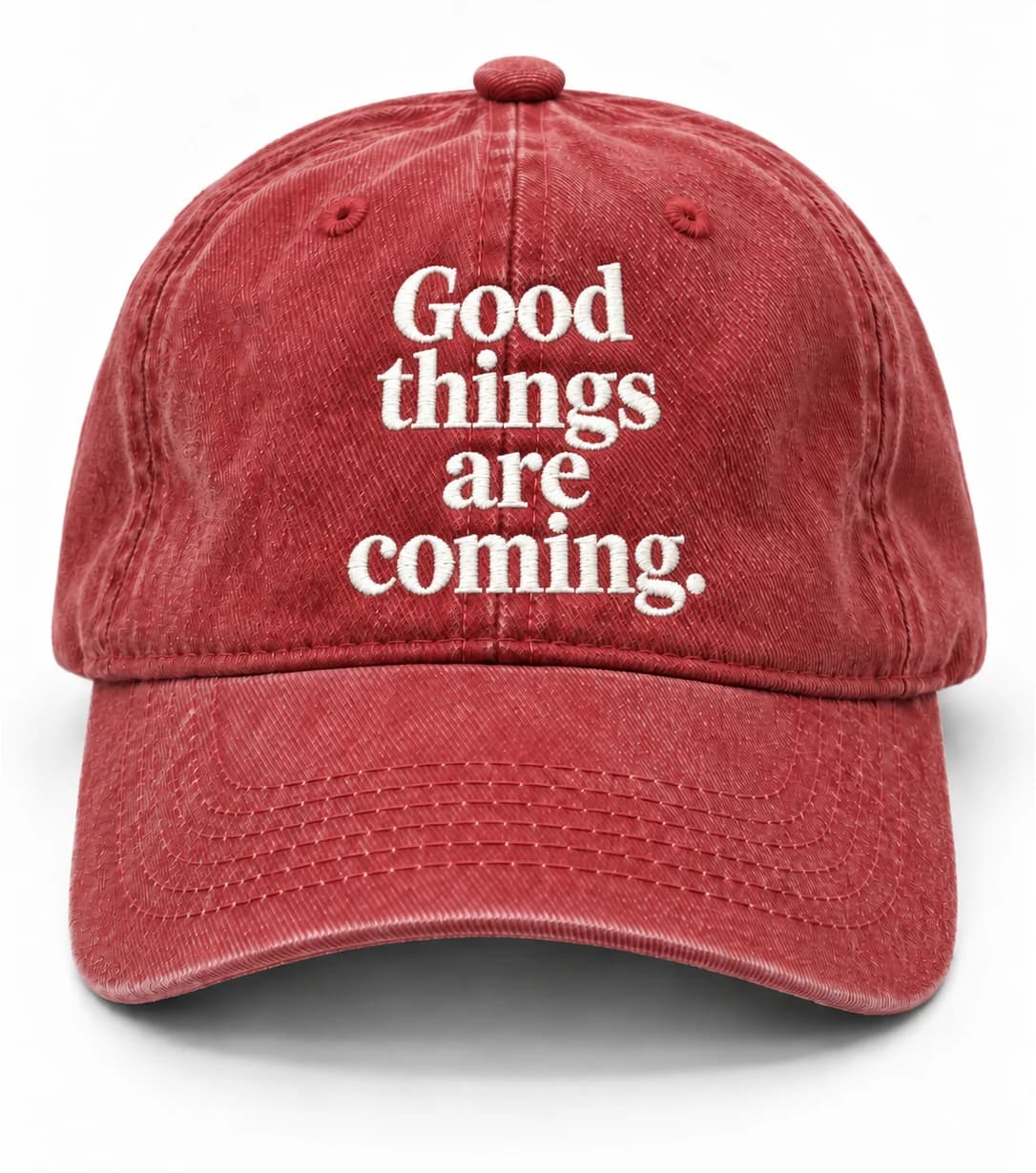 Gorra FML en rojo deslavado, con frase Good things are coming.
