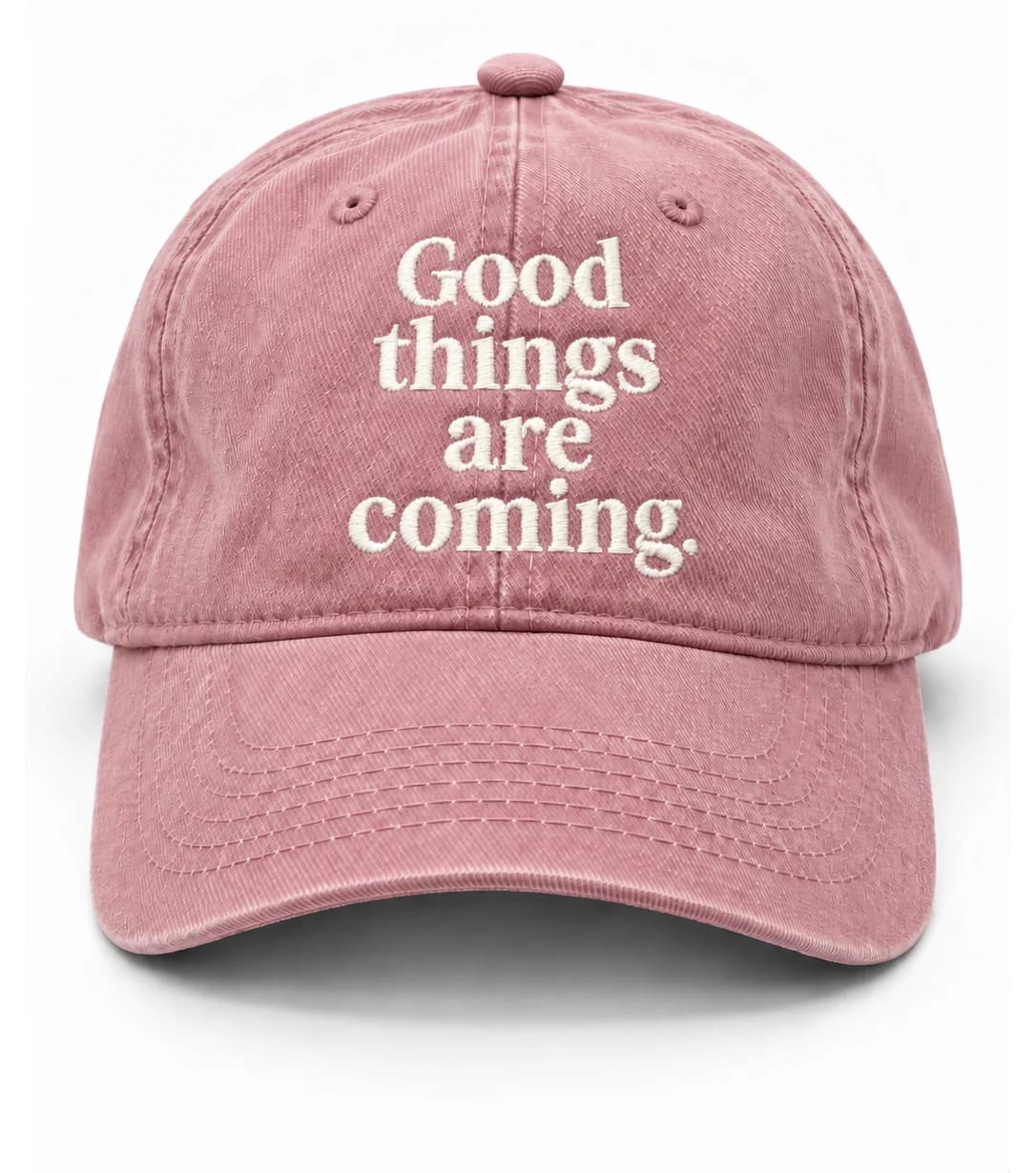 Gorra FML en rosa deslavado, con frase Good things are coming.