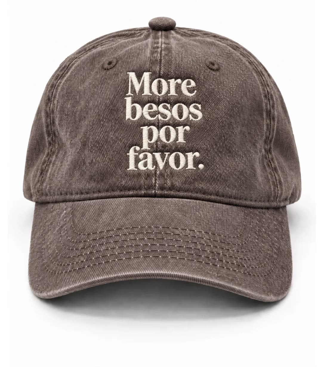 Gorra FML en café deslavado, con frase More besos por favor.