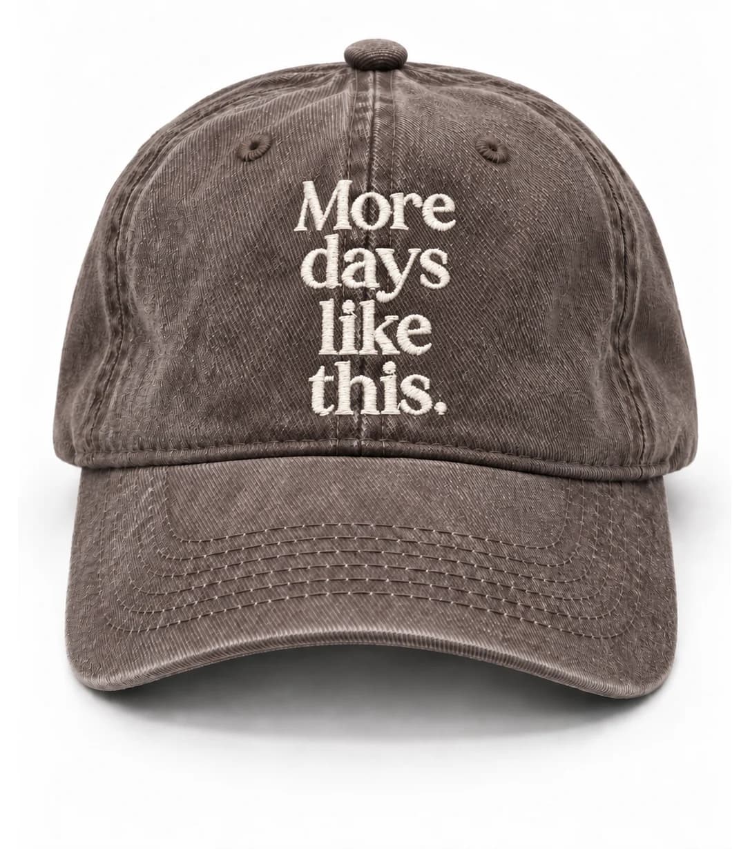 Gorra FML en café deslavado, con frase More days like this.