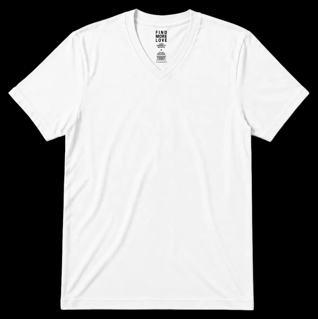 Playera Cuello V Softstyle en blanco, con parche azul marino.