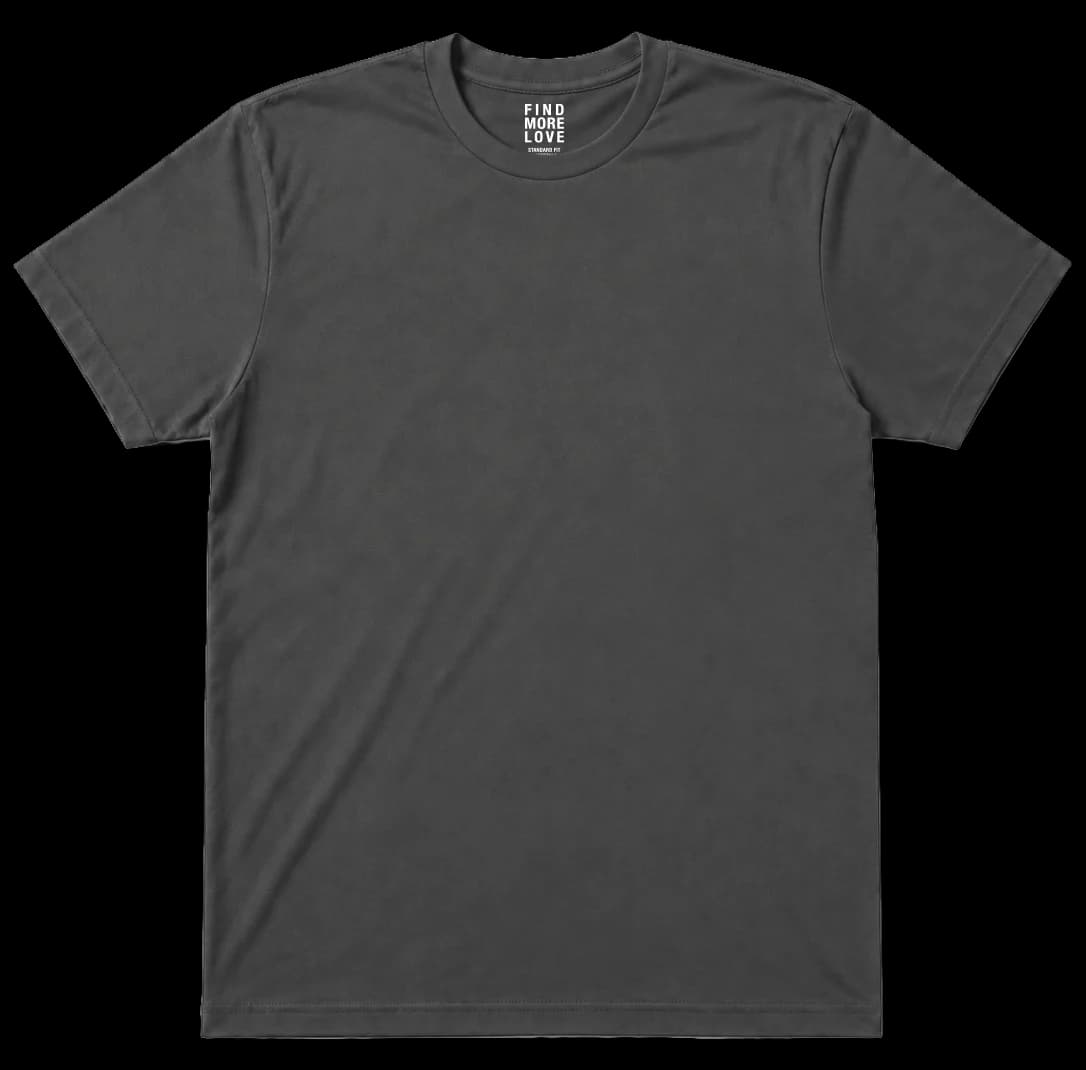 Playera Softstyle en carbón, con parche negro.