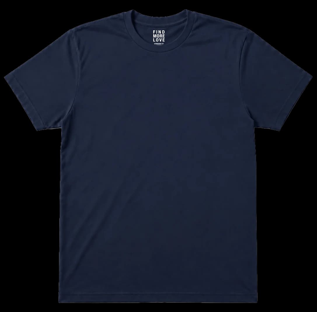 Playera Softstyle en azul marino, con parche blanco.