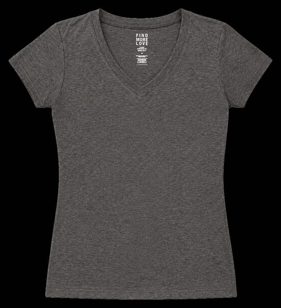 Playera Super Soft Cuello V en café, con parche negro.