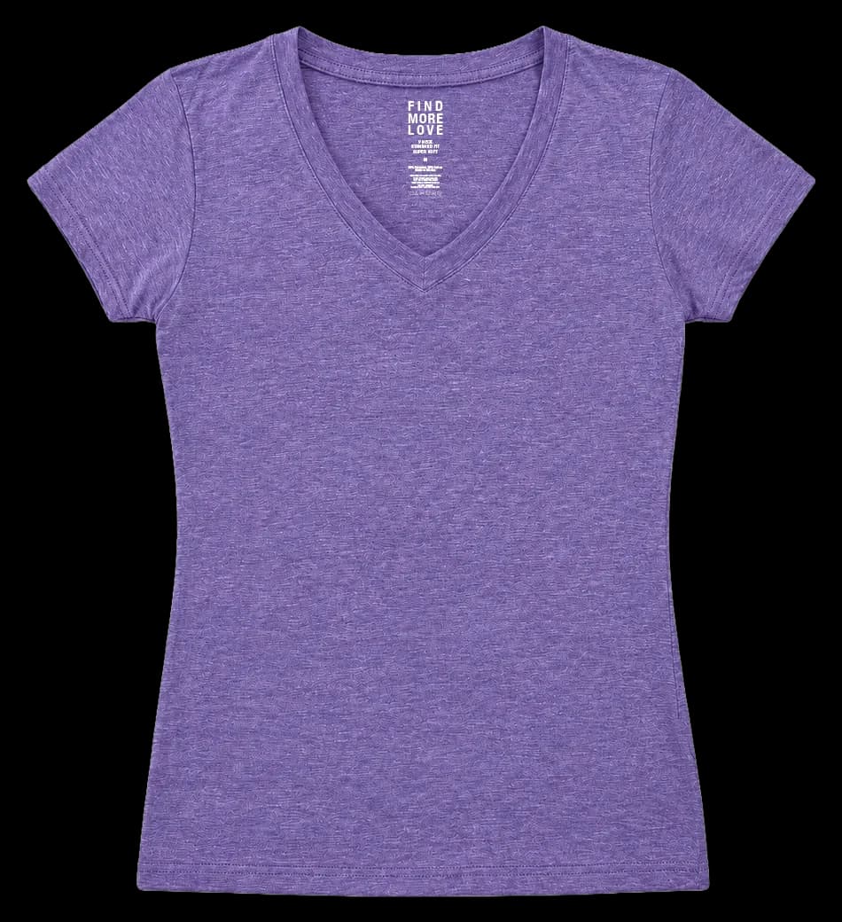 Playera Super Soft Cuello V en morado, con parche rosa.