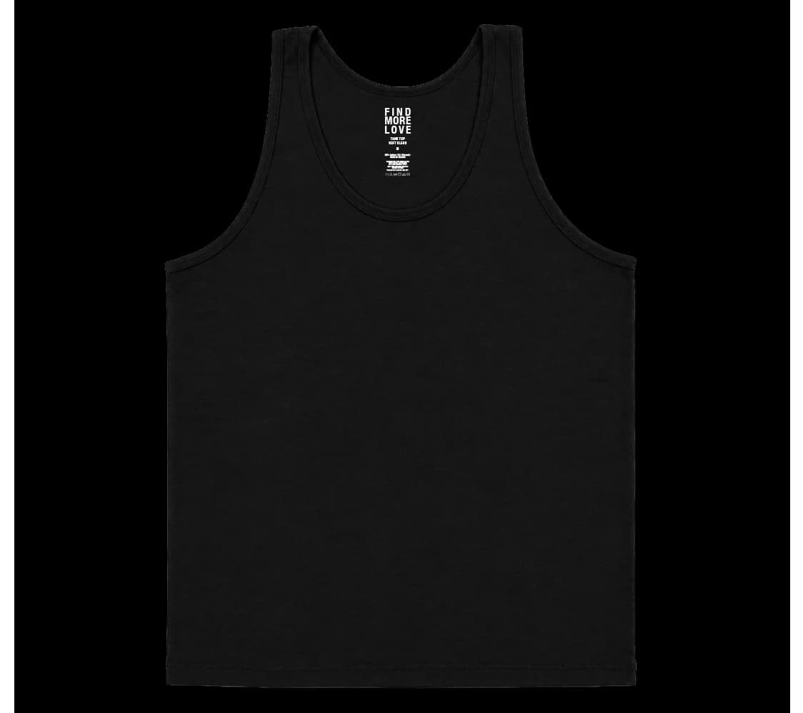 Playera Tank en negro, con parche blanco.